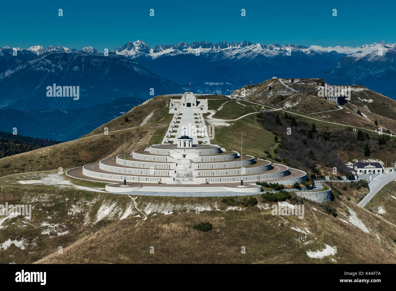 Un monumento al monte grappa, la prima guerra mondiale, il sacrario del monte grappa, vista aerea, cimagrappa, Semonzo, Bassano, Veneto Foto Stock