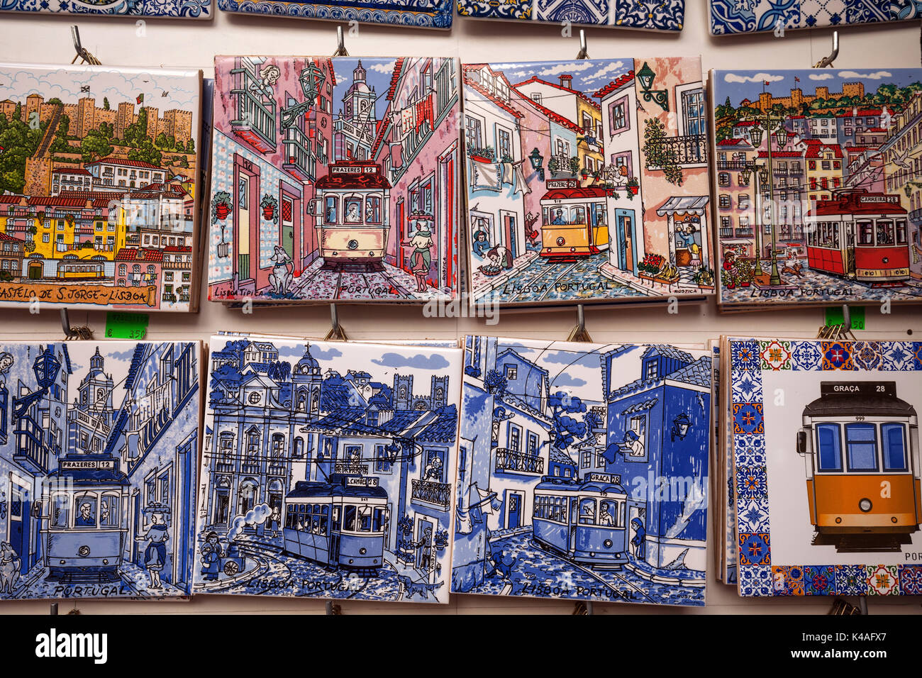 Negozio di souvenir, miniature delle tradizionali tegole azulejo, Lisbona, Portogallo Foto Stock