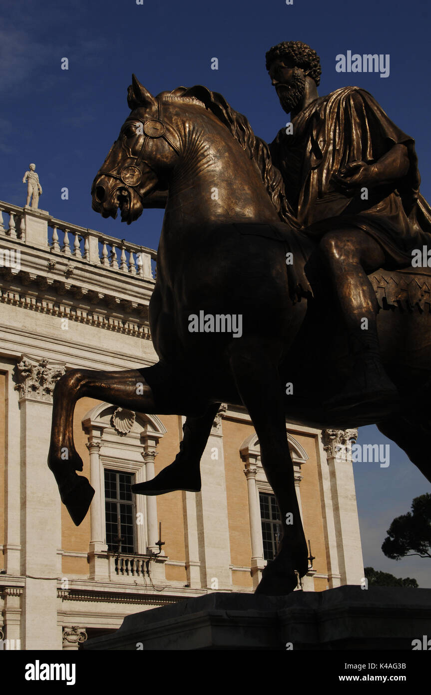 Statua equestre di imperatore romano Marco Aurelio (121-180). Antonine dinastia. Copia di un originale romano. Piazza del Campidoglio. Roma. L'Italia. Foto Stock