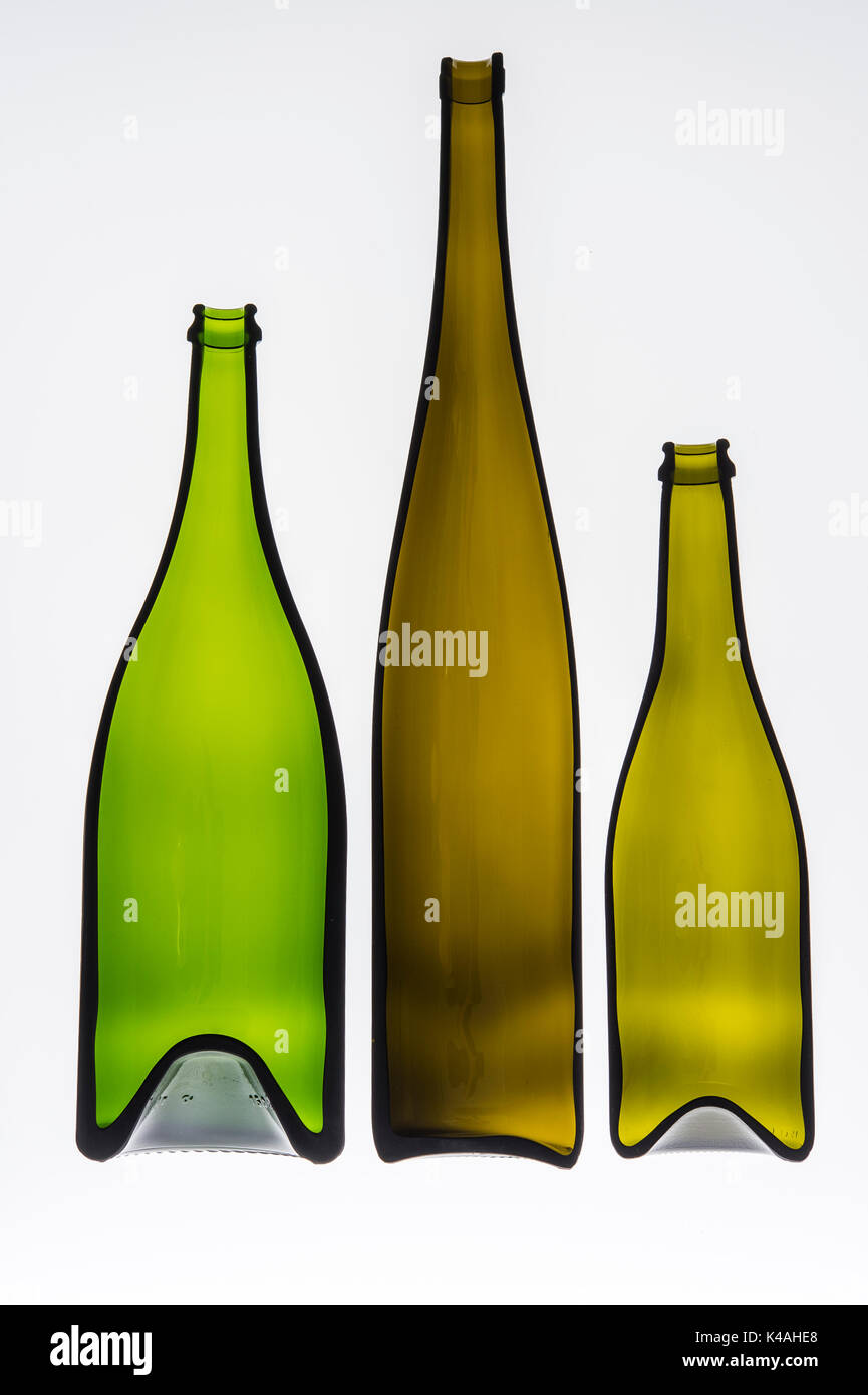 Bottiglie riciclate, tagliare aprire le bottiglie di vino, diversi colori e  dimensioni, Germania Foto stock - Alamy