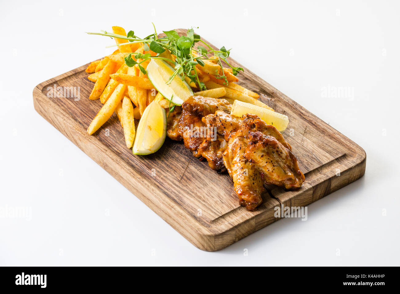 Marinata di ali di pollo con patatine fritte Foto Stock