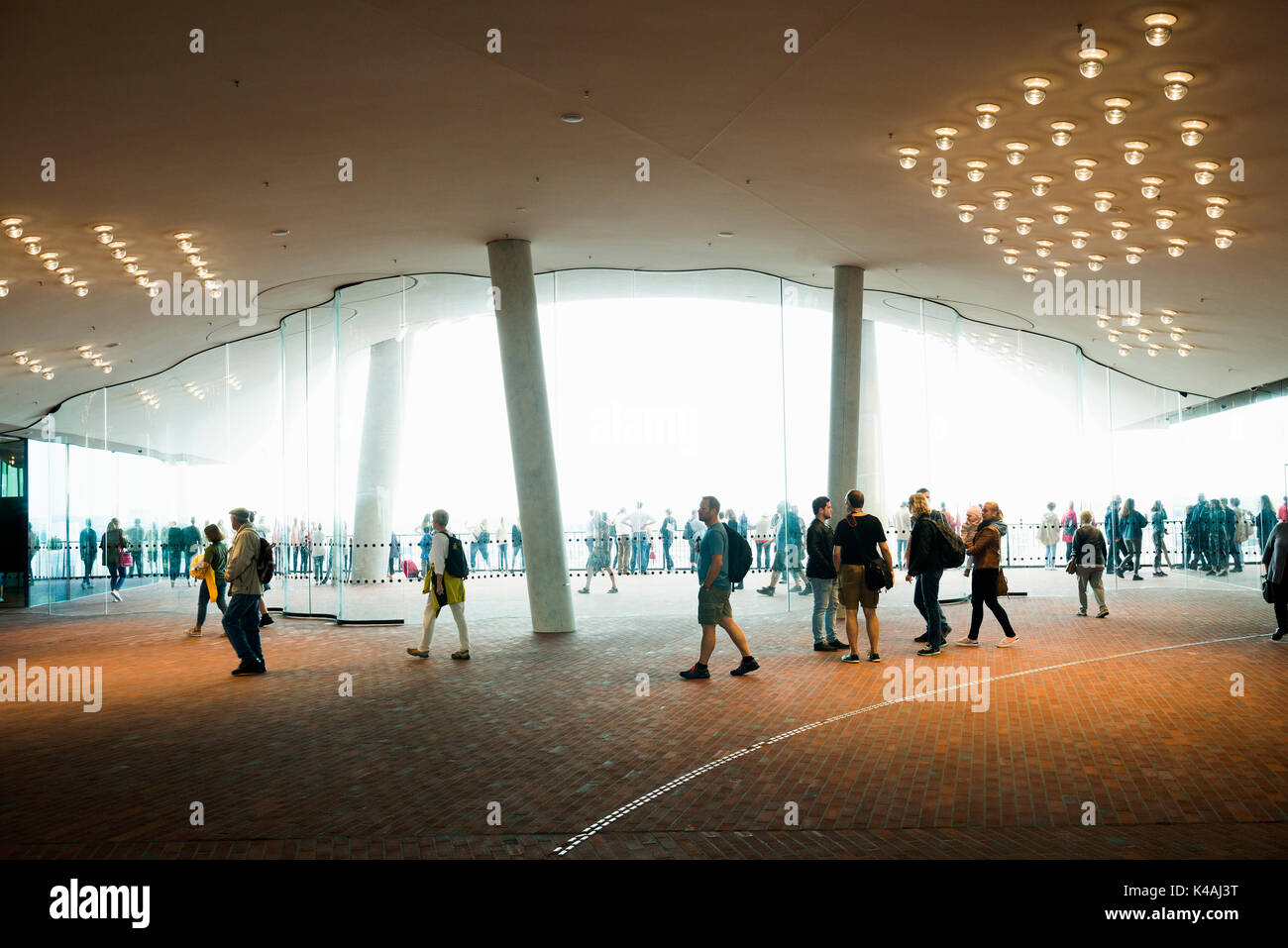 Visualizzazione pubblico piattaforma, plaza con deflettore realizzato di vetro curvo, elbe philharmonic hall, architetti Herzog & de Meuron Foto Stock