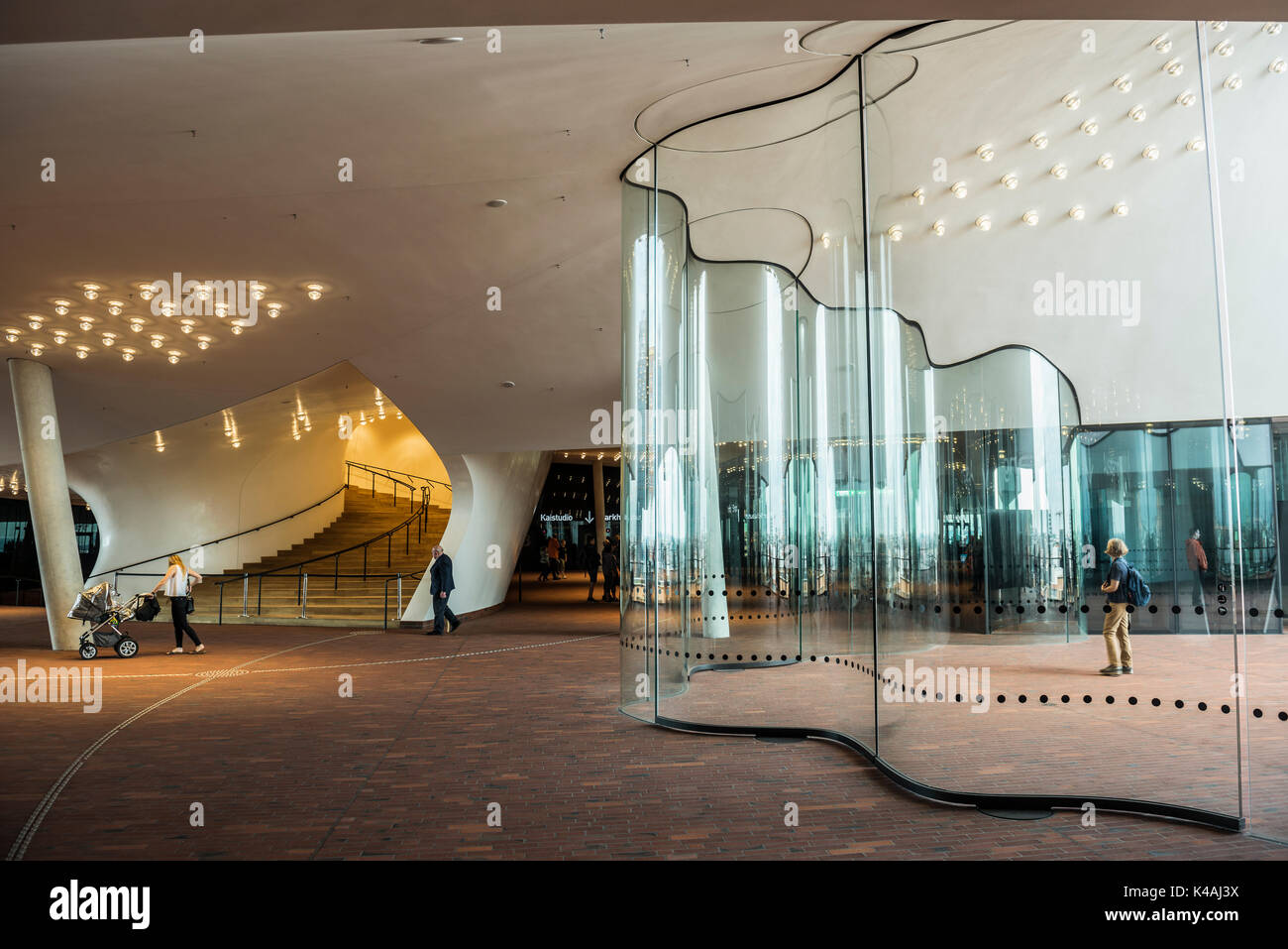 Visualizzazione pubblico piattaforma, plaza con deflettore realizzato di vetro curvo, elbe philharmonic hall, architetti Herzog & de Meuron Foto Stock