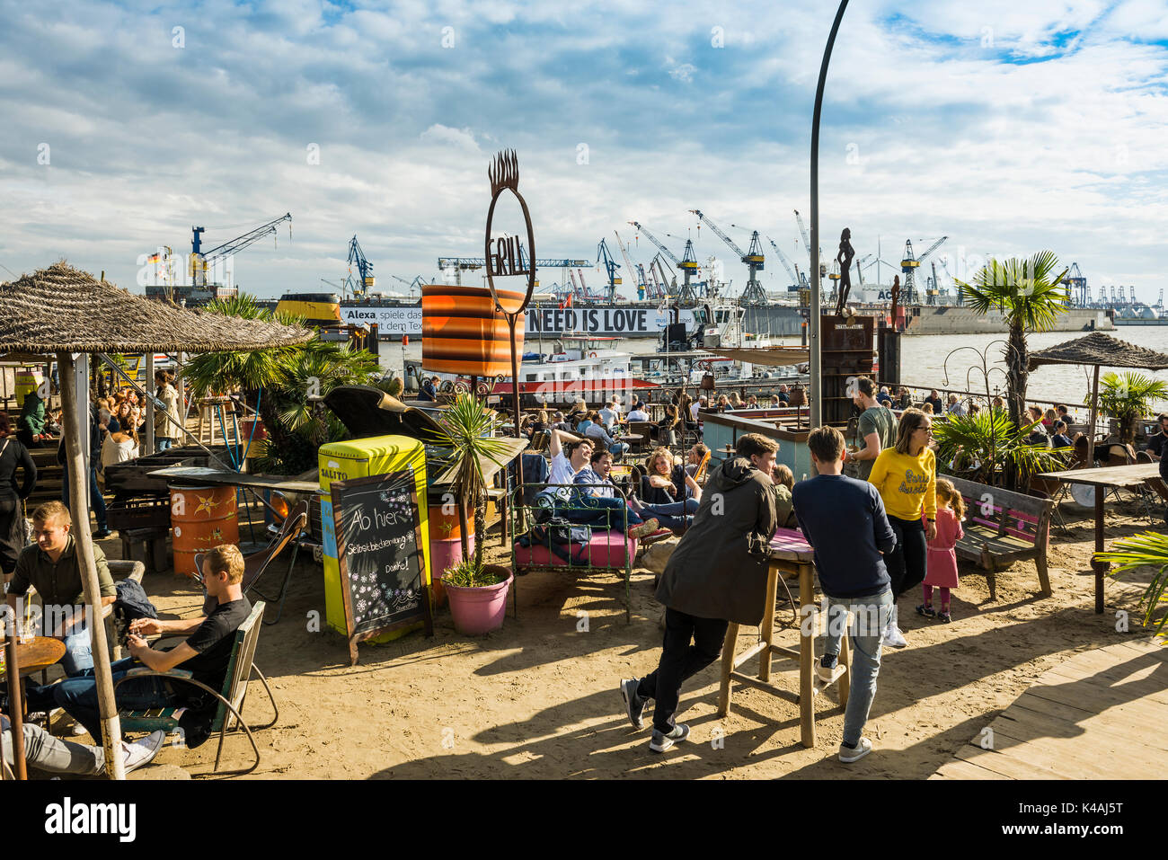 Beach Club Strand Pauli, presso i moli del porto di Amburgo, Germania Foto Stock