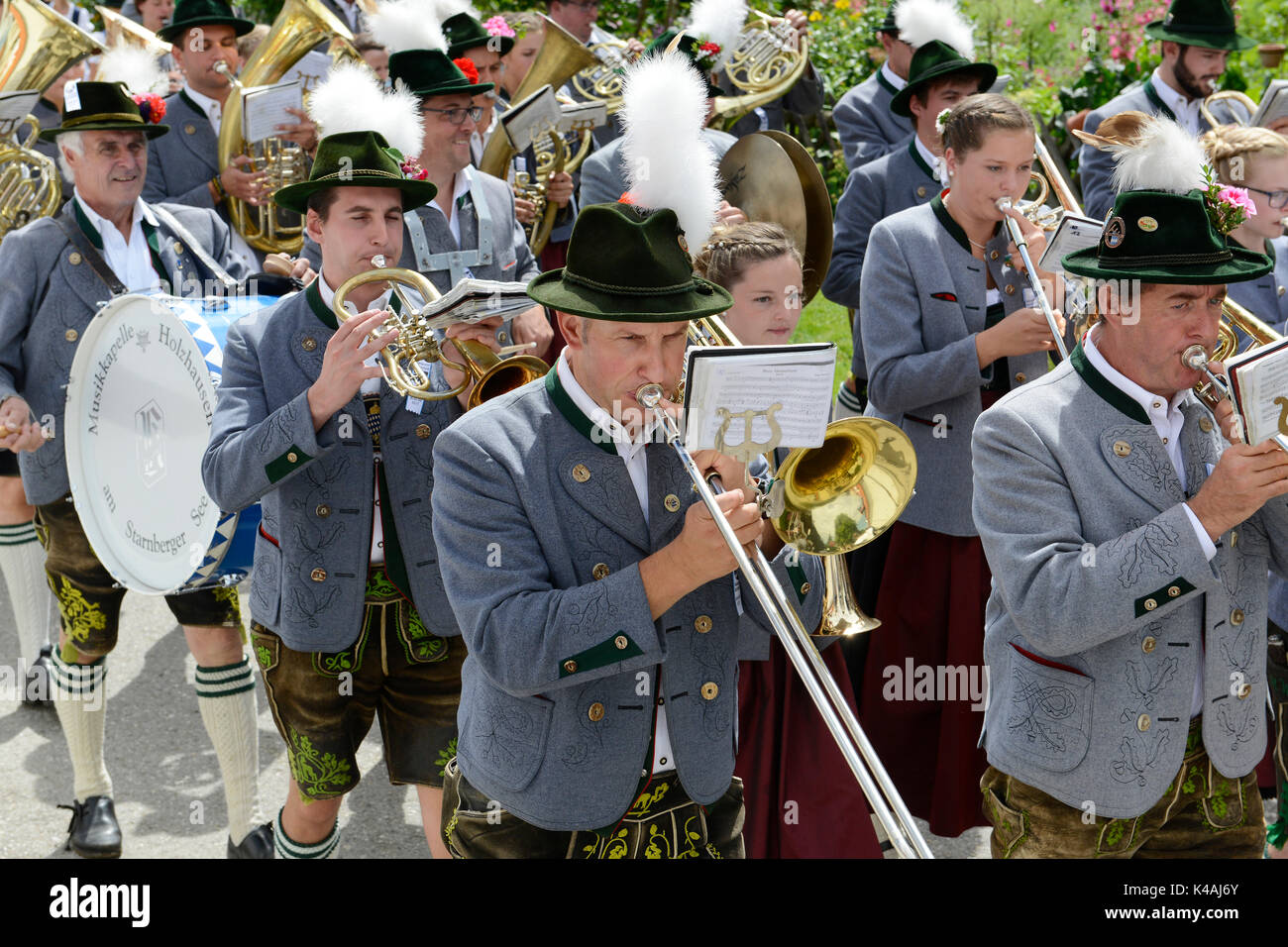 Tradizionale sfilata in costume, music band Holzhausen, Oberland Gaufest in Baiernrain, Alta Baviera, Baviera, Germania Foto Stock