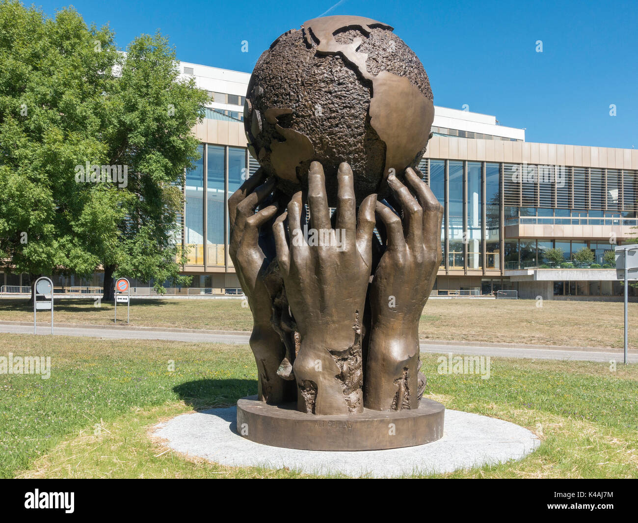 Mani che trasportano globe, monumento dalle ali salhab, sul retro centro conferenza del 1973, ariana park, il palais des nations, europeo Foto Stock