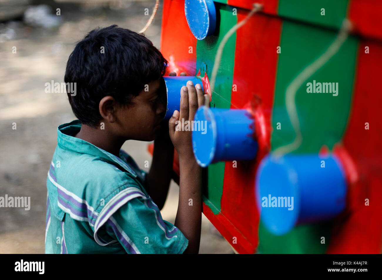 Abitanti della città ancora a guardare filmati o tradizionale il Bioscope durante il bangla anno nuovo festival presso suhrawardy udyan a Dhaka, nel Bangladesh il 8 aprile Foto Stock