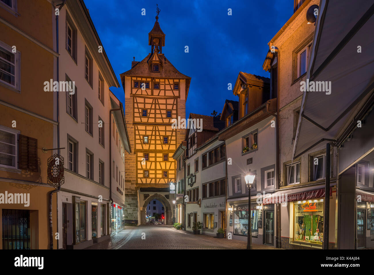 Hussenstraße con porta Schnetz, sulla destra, sul retro museo Hus-Haus, foto notturna, Costanza, Baden-Württemberg, Germania Foto Stock