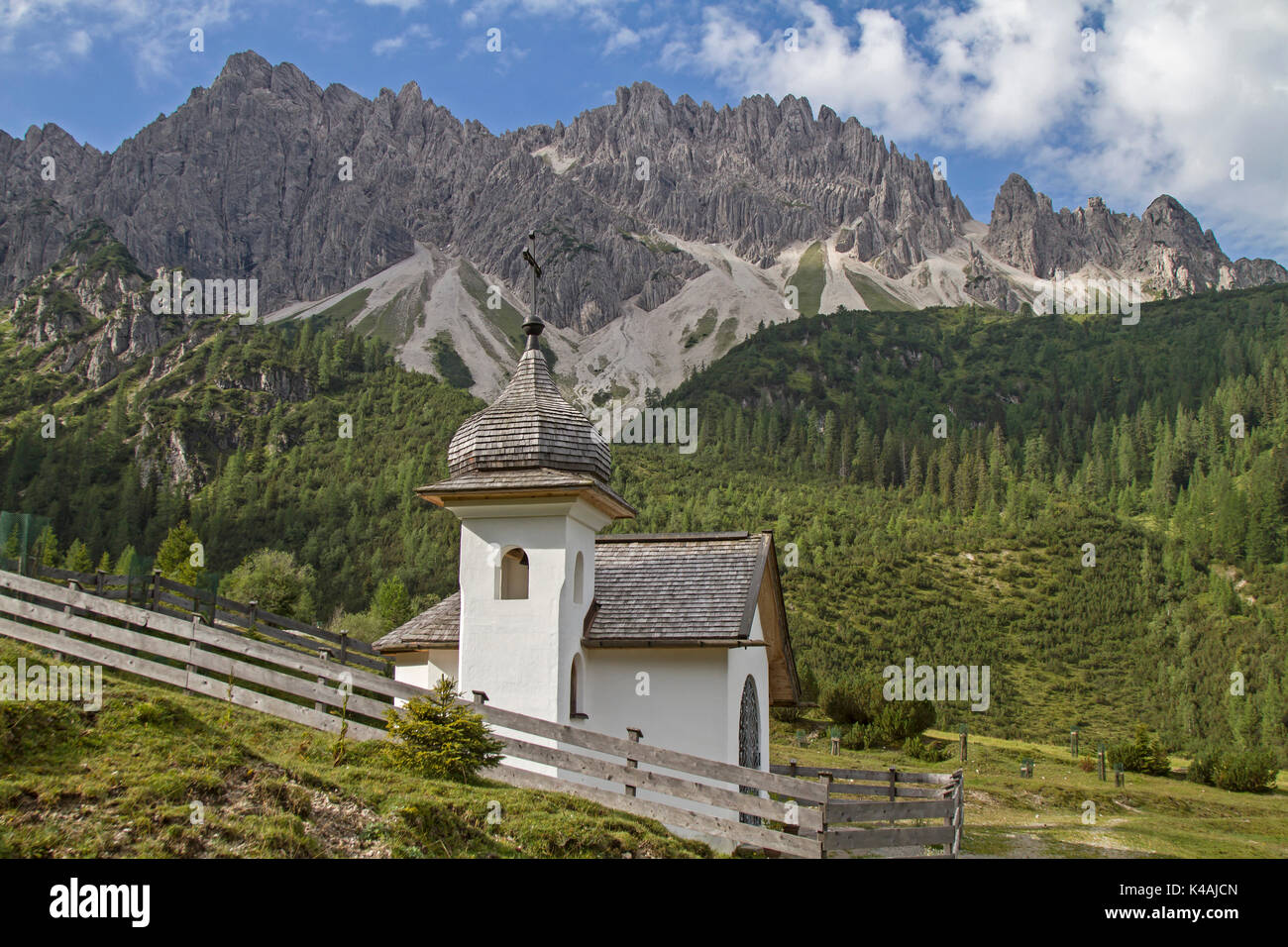 Cappella prima del gruppo Erlspitz appartenenti al Karwendelgebirge e avente bizzarre forme di resistenza agli agenti atmosferici come torri e pinnacoli Foto Stock