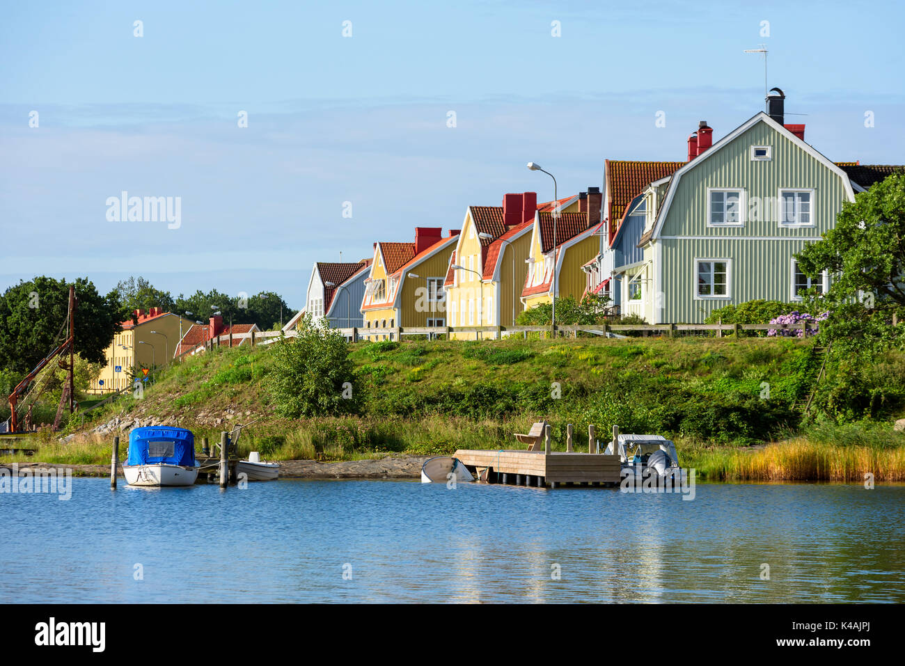 Vista del Salto in Karlskrona, Svezia, come visto da nord. Case di legno lungo una strada di città e di imbarcazioni nella baia sottostante. Foto Stock