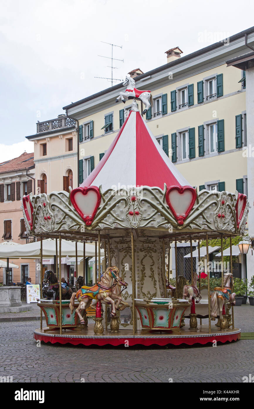 Giostra nostalgica in una piazza di Cividale del Friuli Foto Stock