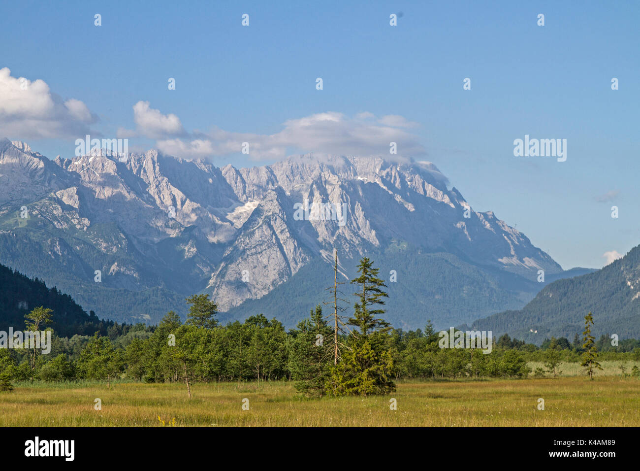 Il Moro nella valle di Loisach con lo sfondo della Wettersteingebirge Foto Stock