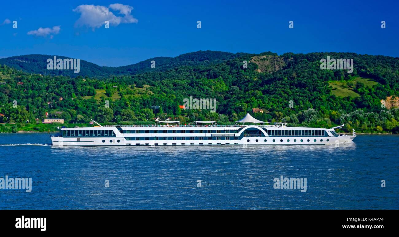 Fiume di nave da crociera prima dei Monti Visegrêd al ginocchio Danubio Foto Stock