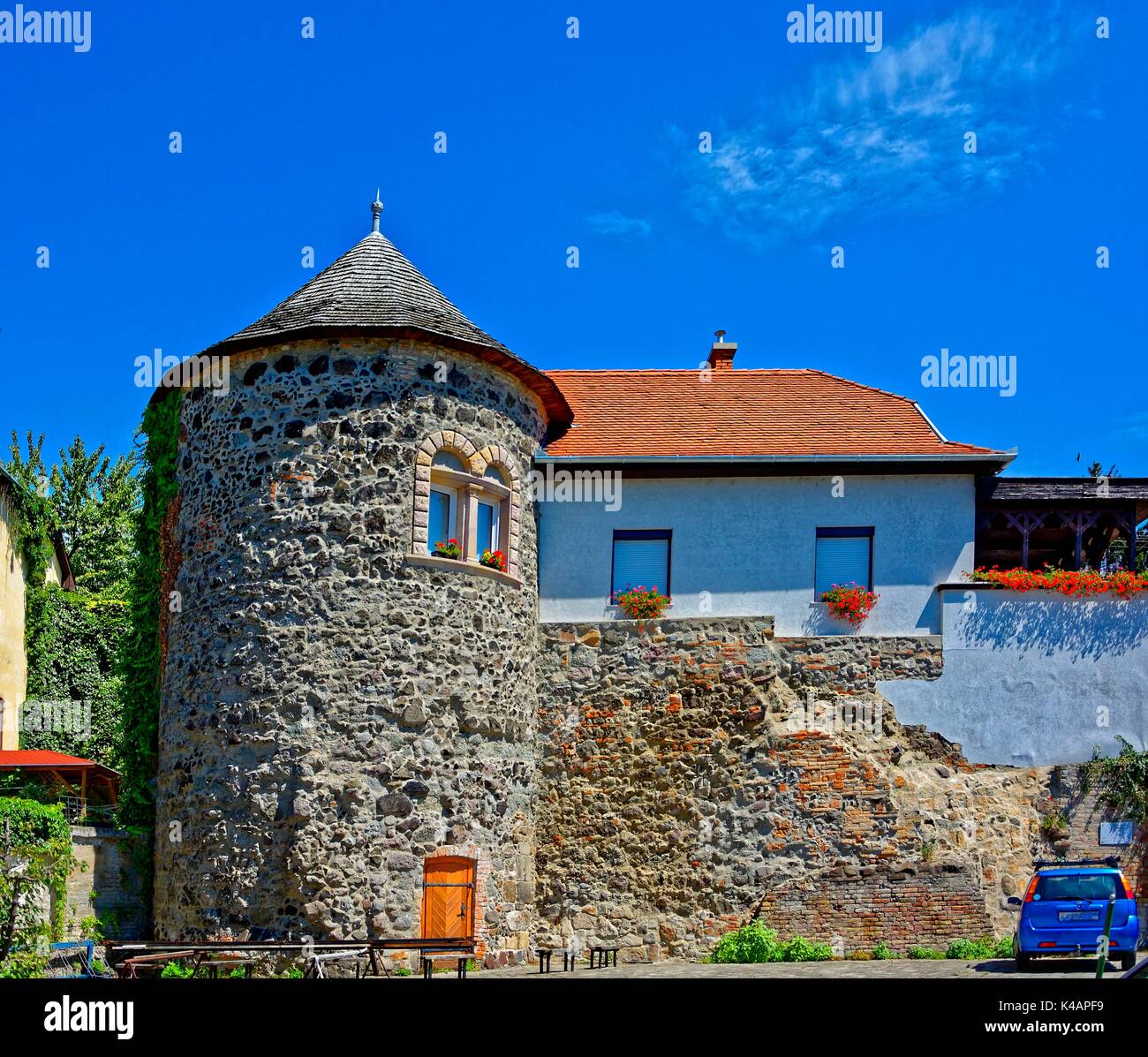 La torre di punta, l'angolo nord torre di città medievale fortificata di Vac Foto Stock