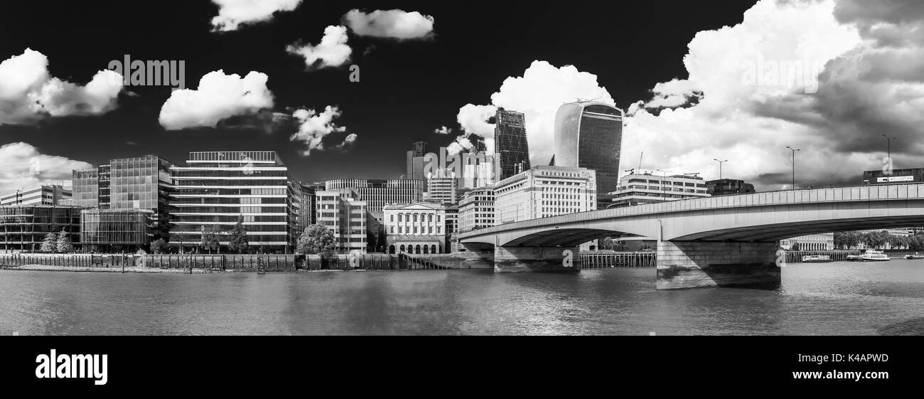 Vista panoramica della città di Londra: Fiume Tamigi North Bank London Bridge,, Walkie-Talkie Cheesegrater, Adelaide House e pescivendoli Hall Foto Stock