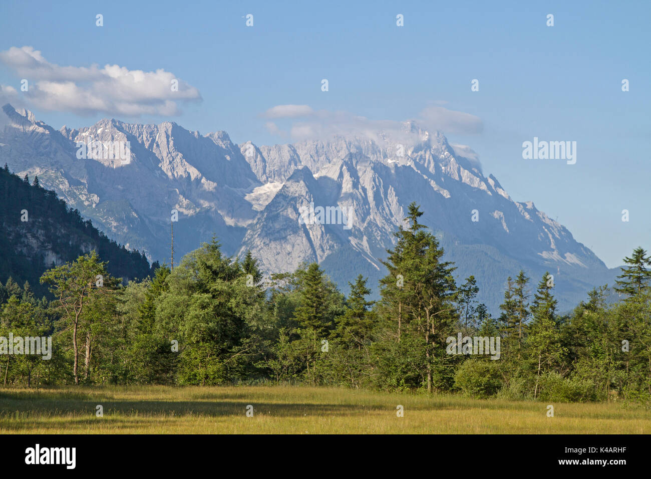 Il Moro nella valle di Loisach con lo sfondo delle montagne del Wetterstein Foto Stock
