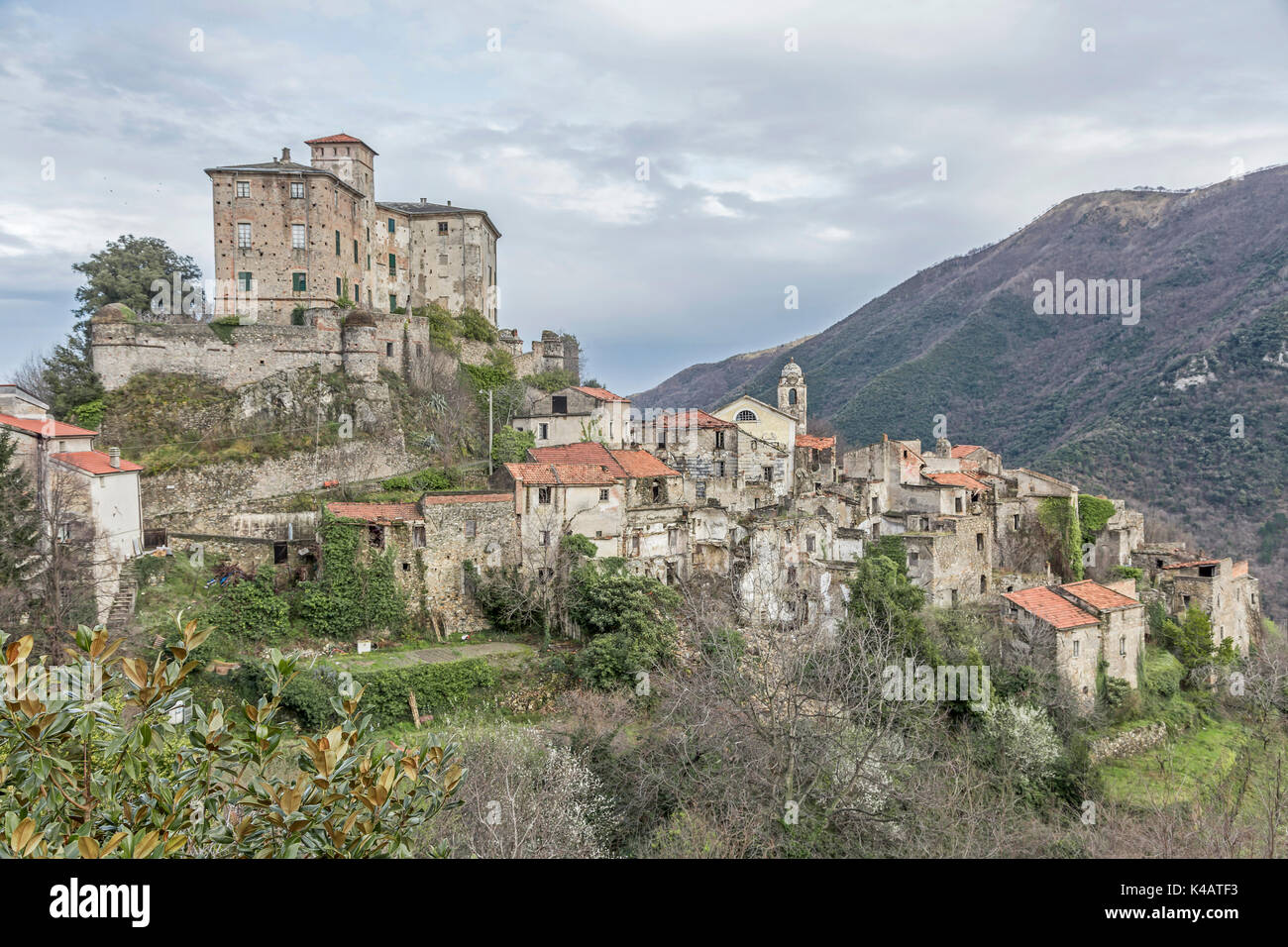 Balestrino lasciare dopo una frana nel 1950 e ora completamente bloccato Foto Stock