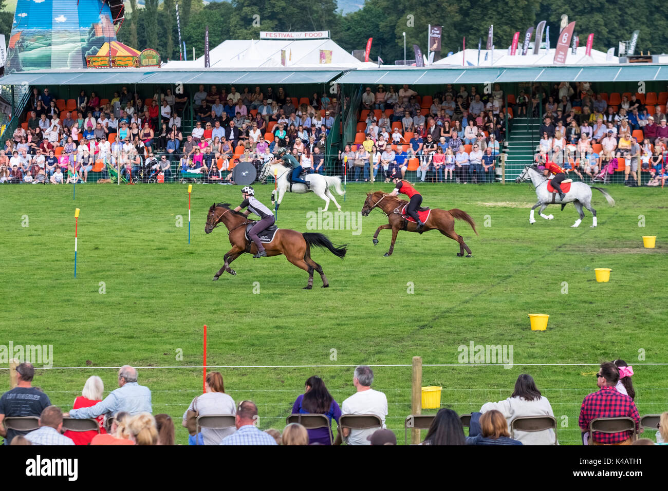 Spettatori guarda cavalieri gareggiare in una competizione in un paese di lingua inglese manifestazione fieristica, Derbyshire, Regno Unito Foto Stock