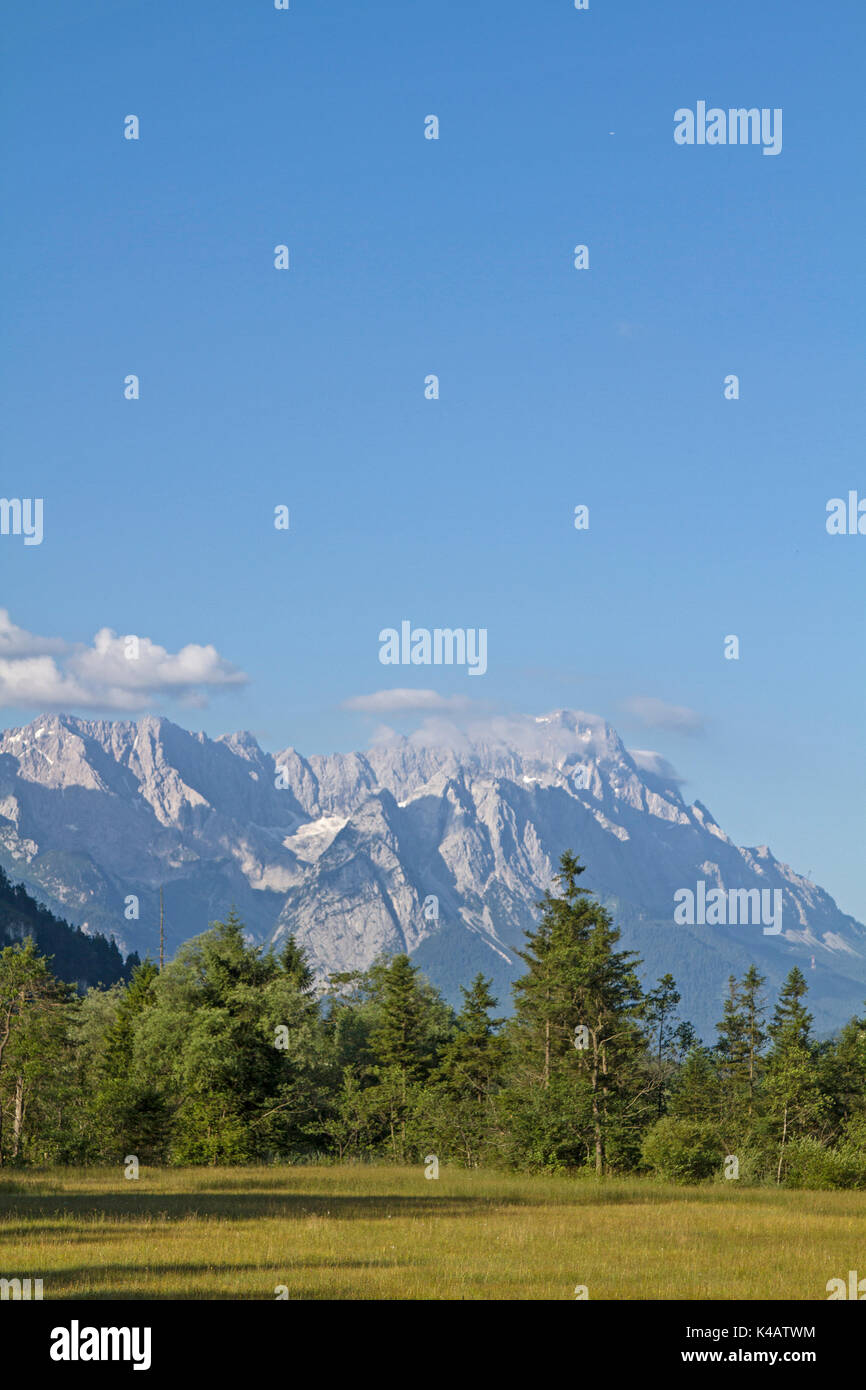 Il Moro nella valle di Loisach con lo sfondo delle montagne del Wetterstein Foto Stock