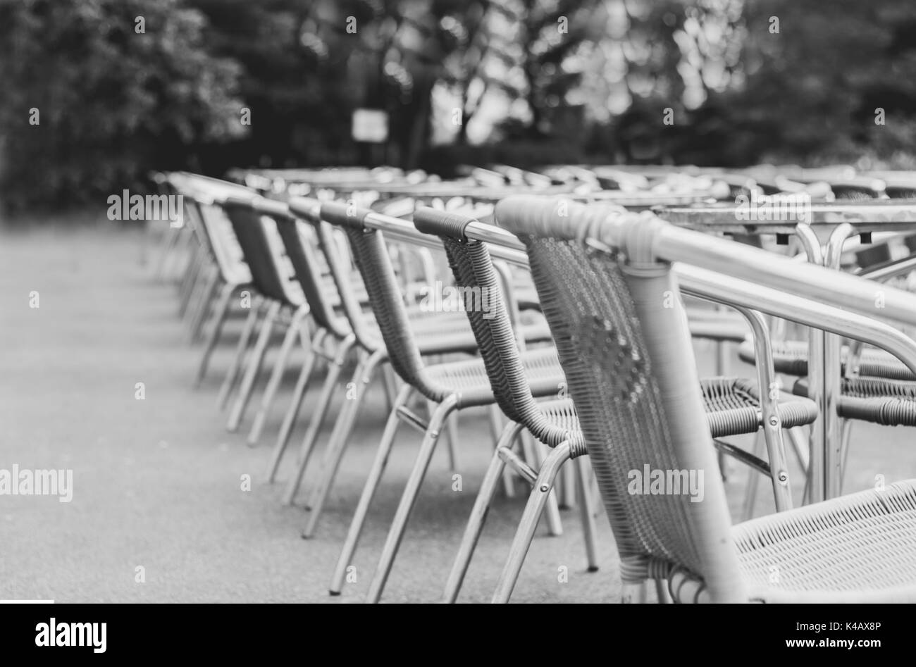 Foto in bianco e nero di una fila di bistro e i tavoli e le sedie, nessun popolo Foto Stock