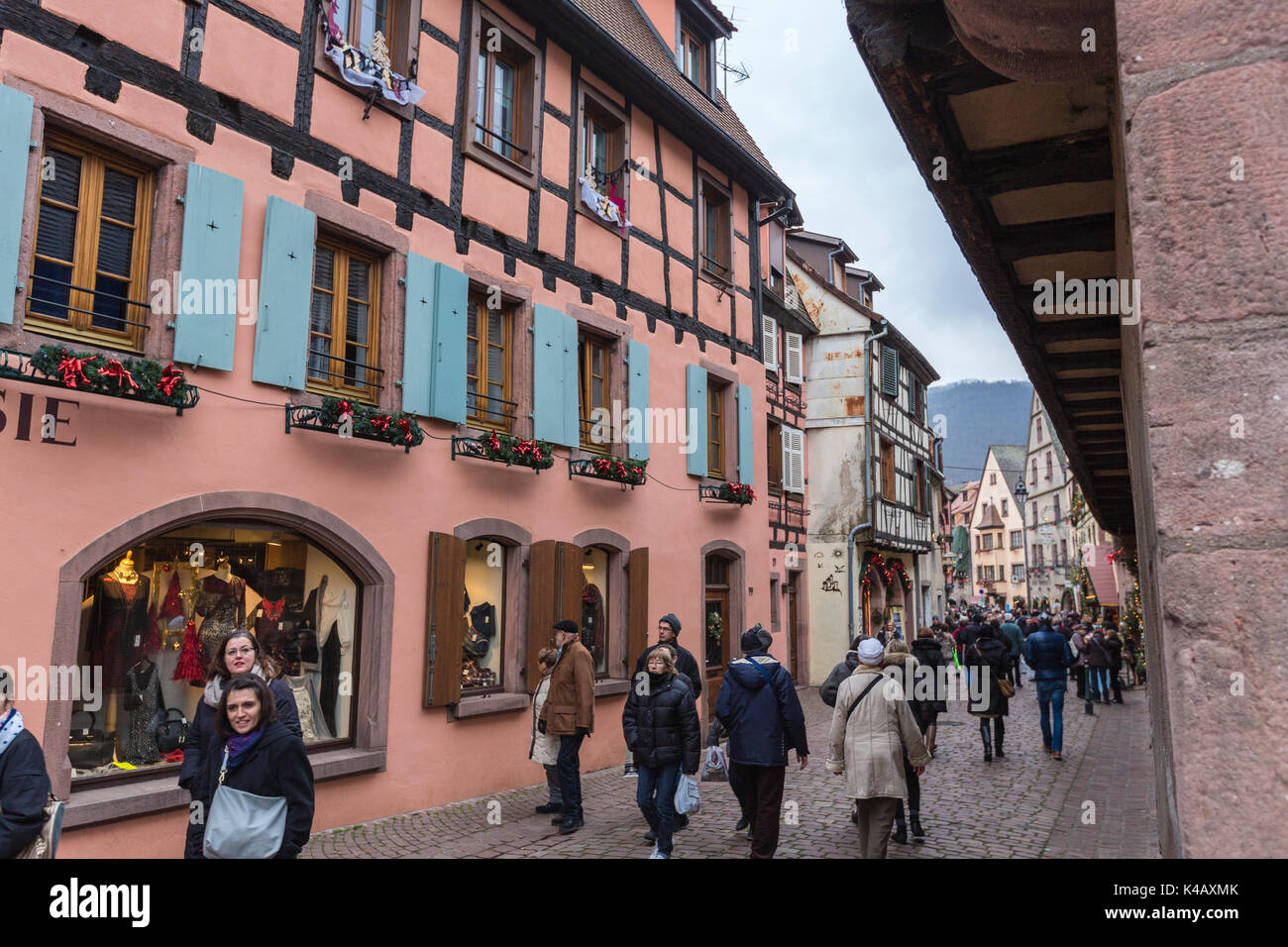 I turisti nella strada pedonale della città vecchia al tempo di Natale Kaysersberg Haut-Rhin dipartimento Alsace Francia Europa Foto Stock