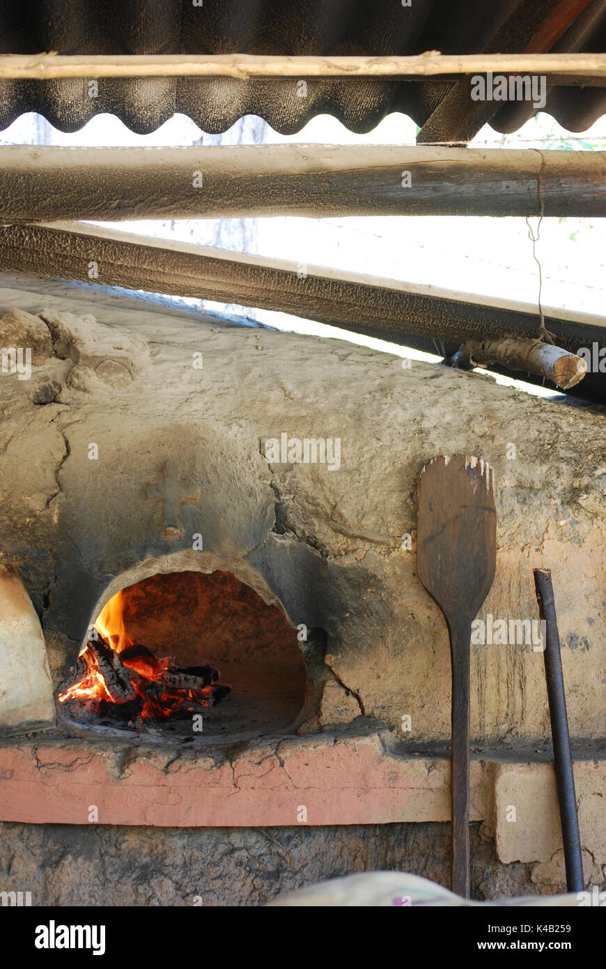 Legna per la stufa di adobe, Cabo corrientes, Messico Foto Stock