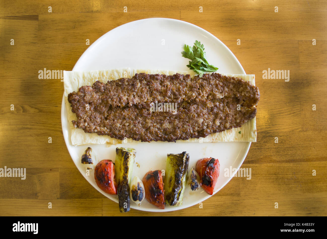 Bagno turco adana kebab piastra su un tavolo di legno Foto Stock