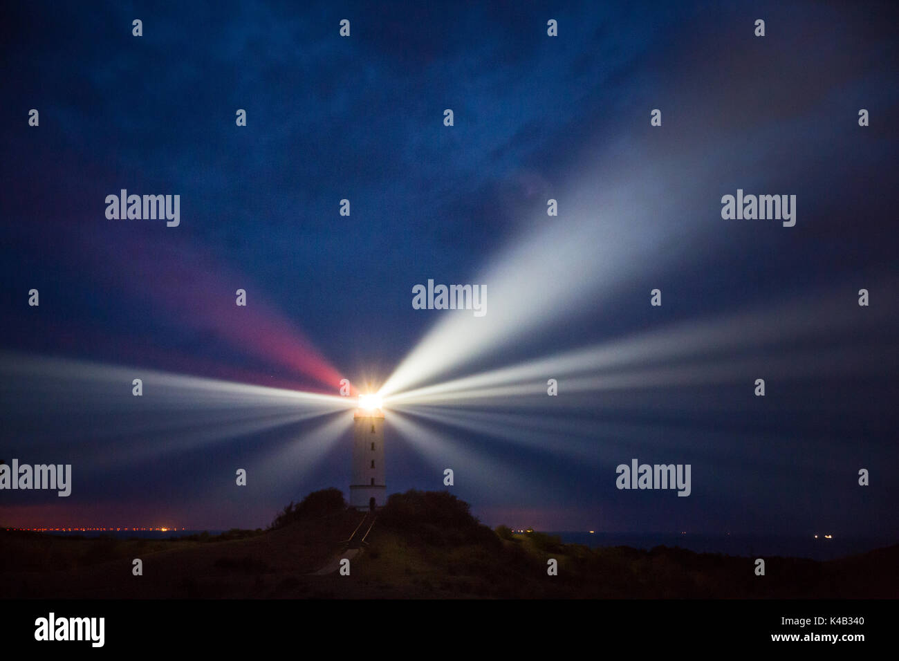 I raggi di luce dalla Hiddensee Lighthouse di notte Foto Stock