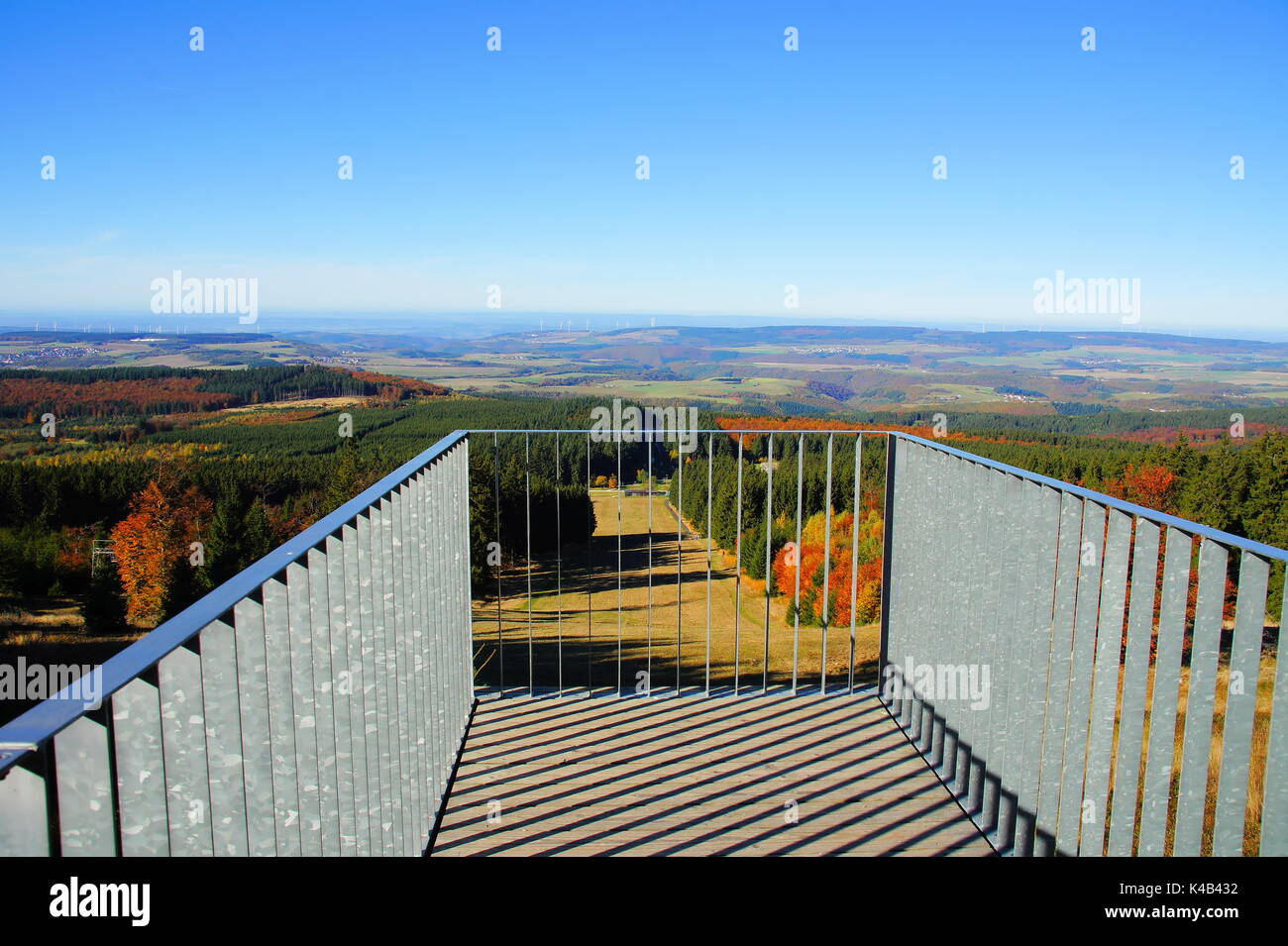 Vista più avanti sulla Hunsrƒck Autumnal tra Thalfang e Morbach, nel Foreground il ponte pedonale alla scultura sonora sull'Erbeskopf Foto Stock
