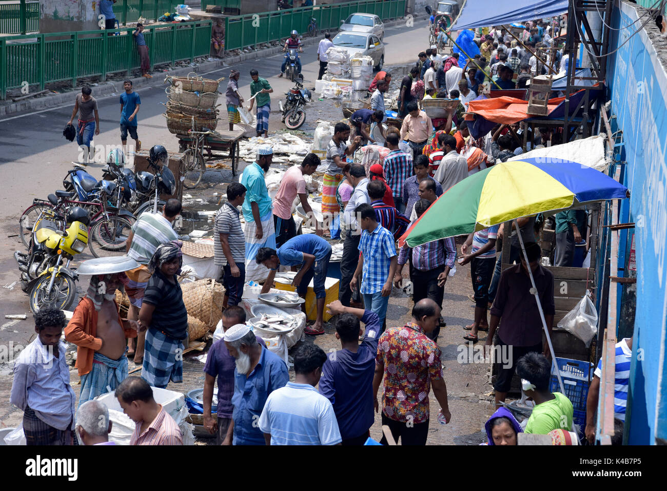 Dacca in Bangladesh - 05 settembre 2017: commercianti del Bangladesh vendere Ilisha pesce in un mercato a Dhaka, nel Bangladesh, 05 settembre 2017. Il pesce contribuisce per circa il 12% della produzione totale di pesce e circa il 1 per cento del PIL in Bangladesh. Circa 450.000 persone sono coinvolte direttamente con la cattura di sostentamento; circa quattro o cinque milioni di persone sono indirettamente coinvolti con il commercio. È anche il pesce nazionale del Bangladesh. Foto Stock