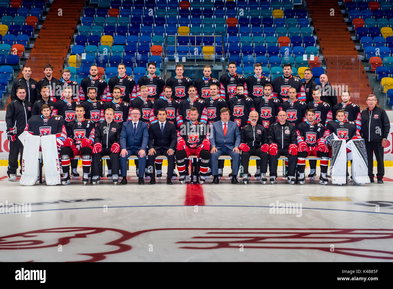 Il hockey di ghiaccio ceco team Mountfield Hradec Kralove posa per foto di  famiglia prima della lega extra stagione 2017/2018, a Hradec Kralove,  Repubblica Ceca, il 5 settembre 2017. Fila superiore da
