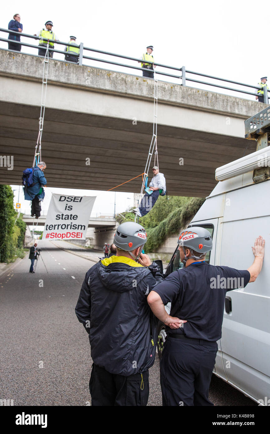 Londra, Regno Unito. 5 Sep, 2017. Gli ufficiali di polizia lavorare su come arrestare gli attivisti contro il commercio di armi che avevano attaccato stessi di un ponte per bloccare la strada di accesso al centro ExCel per impedire che le attrezzature militari provenienti dal carrello per il DSEI Arms giusto la prossima settimana. Credito: Mark Kerrison/Alamy Live News Foto Stock