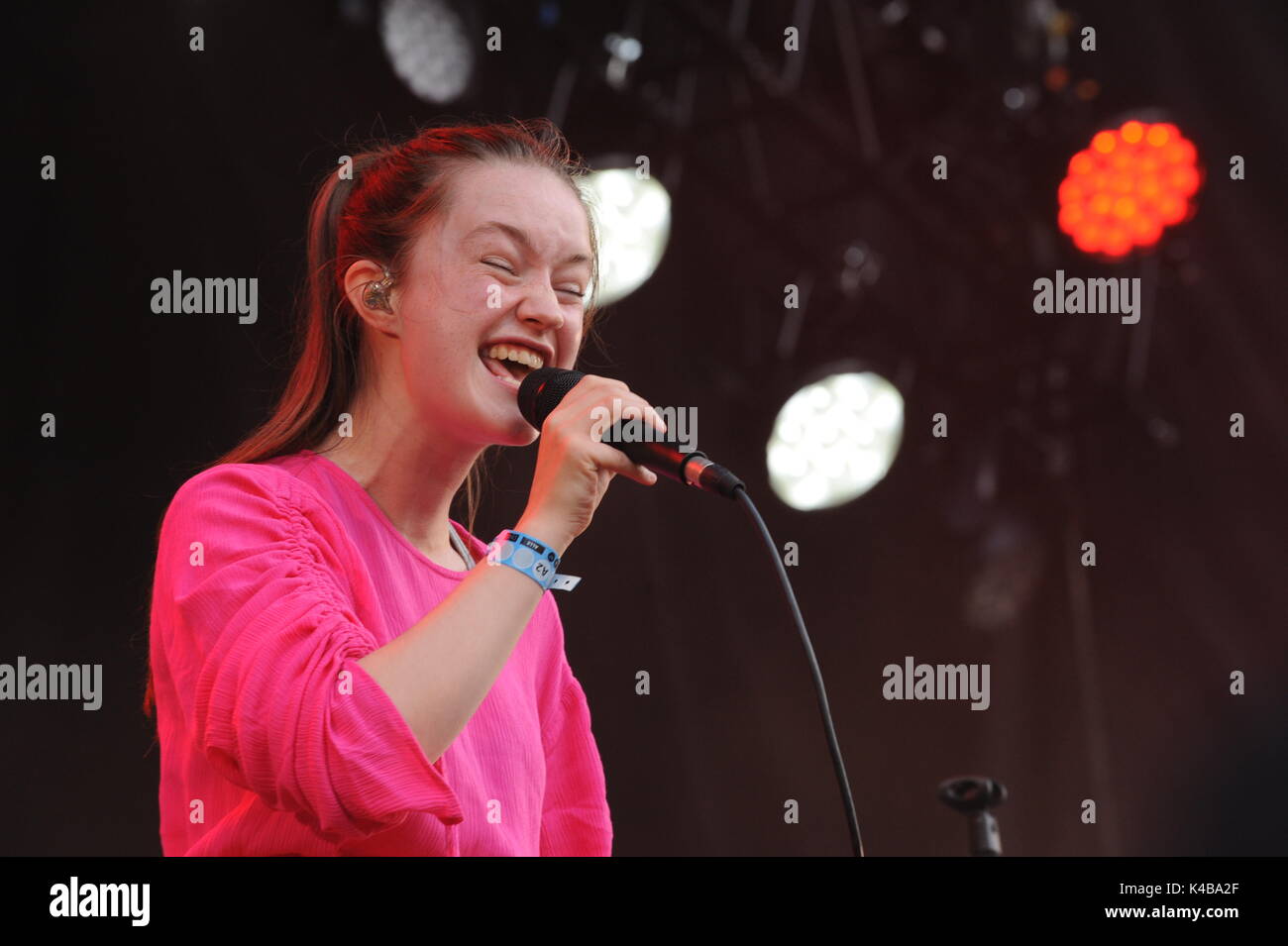 Oslo, Norvegia. 10 Ago, 2017. Il cantante norvegese Sigrid Solbakk Raabe esegue al Oyafestival a Oslo, Norvegia, 10 agosto 2017. Sigrid debutta con il brano "non uccidere mio vibe' divenne un hit internazionale entro un paio di settimane. Foto: Sigrid Harms/dpa/Alamy Live News Foto Stock