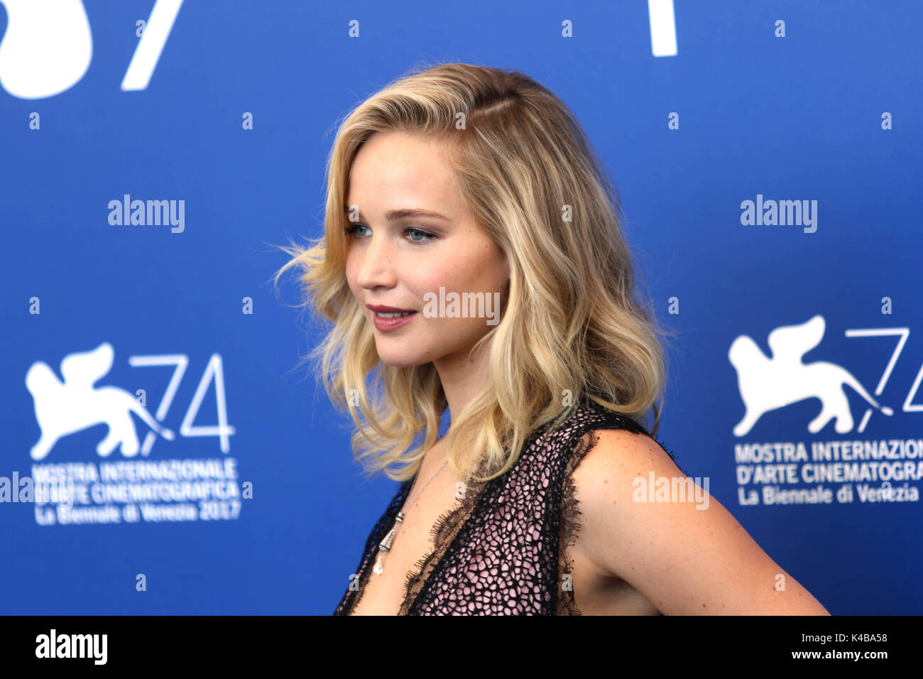 Il Lido di Venezia, Italia. 05 Sep, 2017. L'Europa, Italia, Lido di Venezia, 05 settembre, 2017 : l'attrice Jennifer Lawrence al photocall del film 'Maltri !', direttore di Darren Aronofsky, 74a Venezia Festival Internazionale del Film di Credito Credito: Ottavia Da Re/Sintesi/Alamy Live News Foto Stock