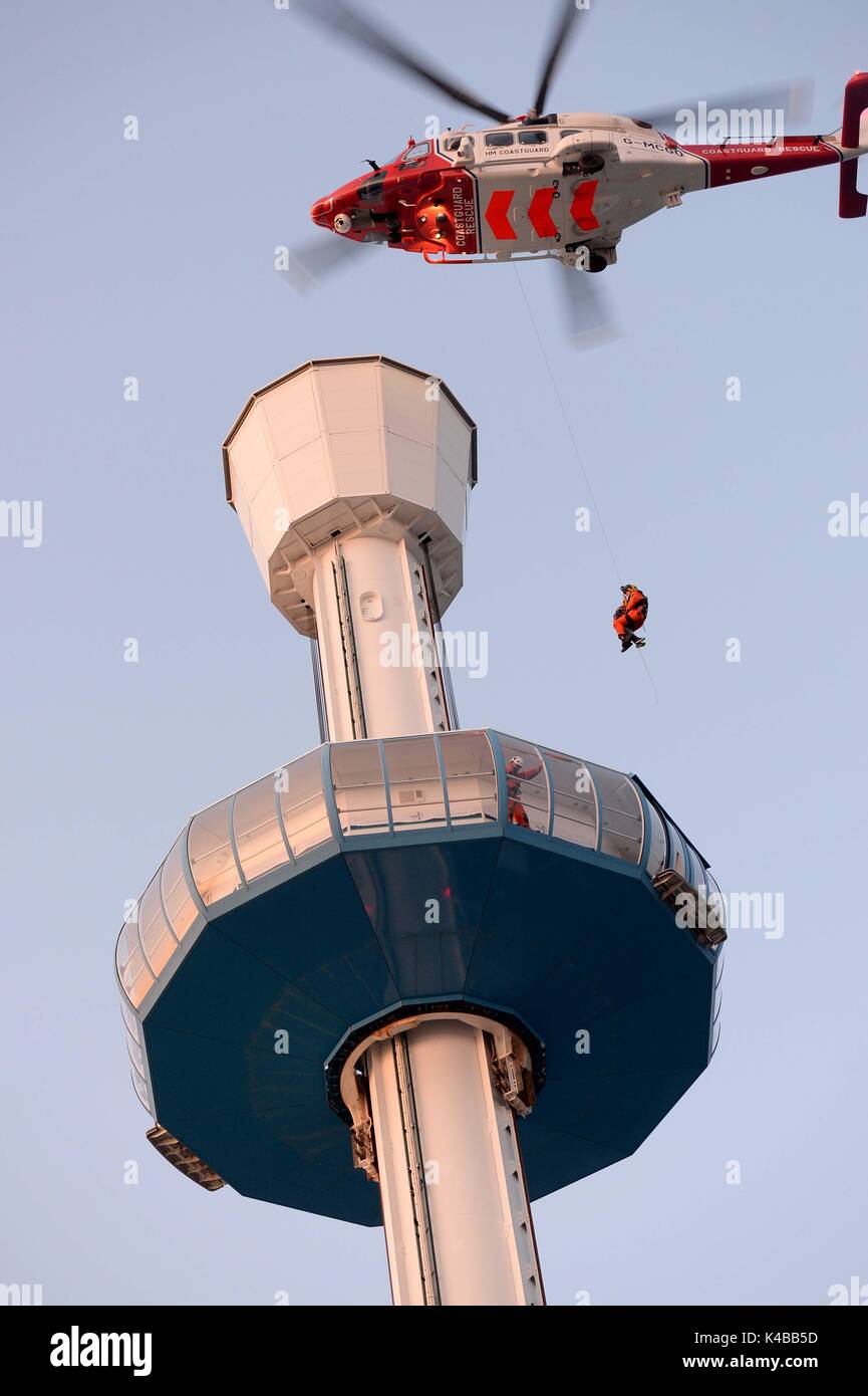 Una guardia costiera elicottero di salvataggio di persone intrappolate dalla torre skyline di Weymouth Dorset, Regno Unito, un ponte aereo di turisti per una guardia costiera elicottero dalla torre, credito: finnbarr webster/alamy live news Foto Stock