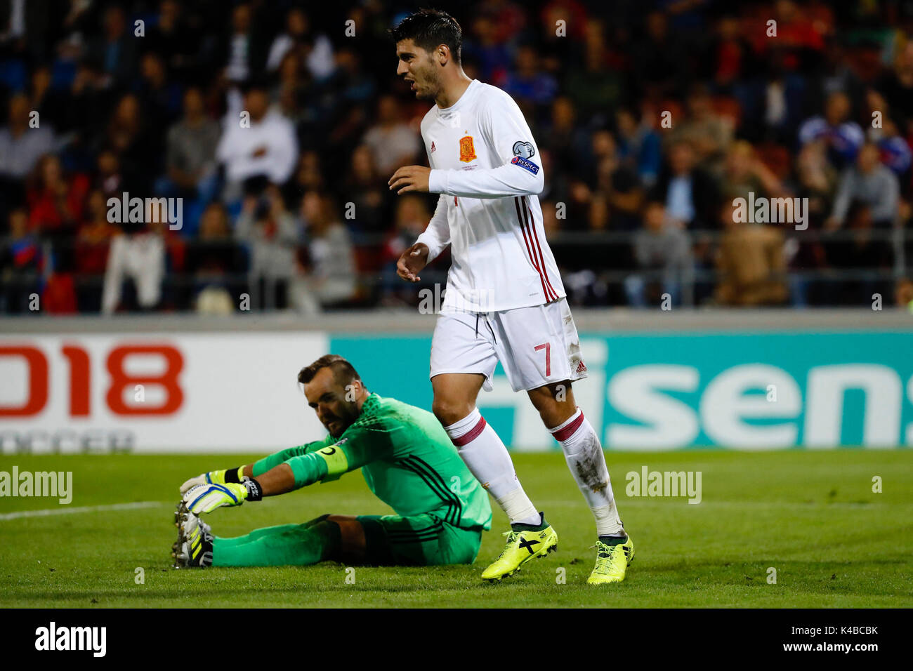 Vaduz, Liechtenstein. 5 Sep, 2017. Alvaro appartamento Morata (7) Spagnolo il giocatore celebra la (0, 6) dopo il suo punteggio del team obiettivo. durante la partita di qualificazione per il 2018 World Cup, Round 8, fra il Liechtenstein vs Spagna al Rheinpark stadium di Vaduz, Liechtenstein, 5 settembre 2017 . Credito: Gtres Información más Comuniación on line, S.L./Alamy Live News Foto Stock