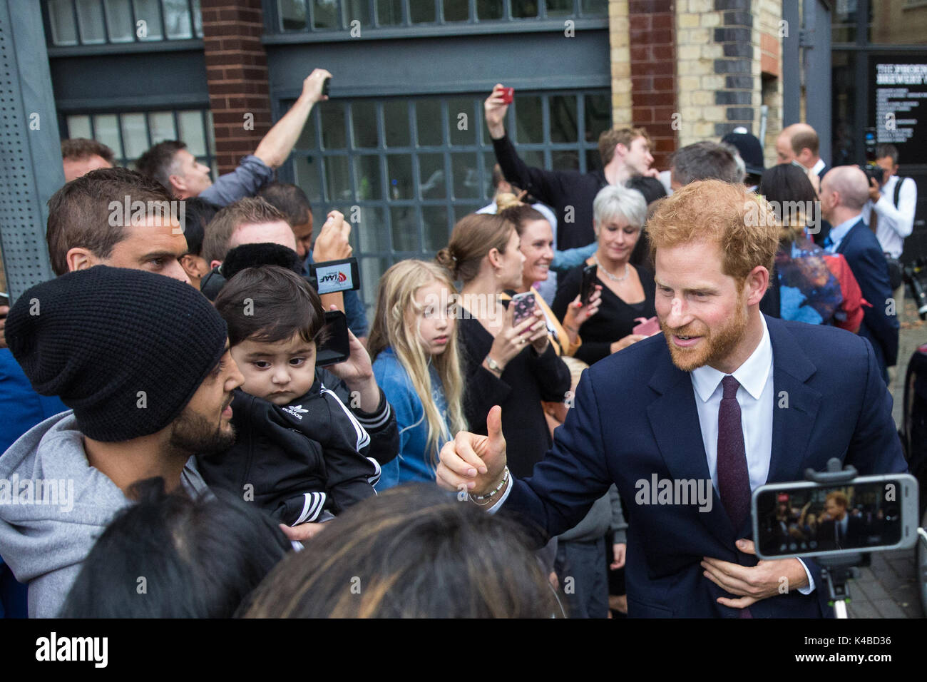 Londra, Regno Unito. 5 Sep, 2017. Il principe Harry saluta i residenti locali durante una visita con il Duca di Cambridge per il royal foundation Support4Grenfell mozzo comunitario nel nord di Kensington, recentemente istituito per fornire ulteriore salute mentale risorse per i bambini, i giovani e le famiglie colpite dalla Grenfell fire. Credito: Mark Kerrison/Alamy Live News Foto Stock