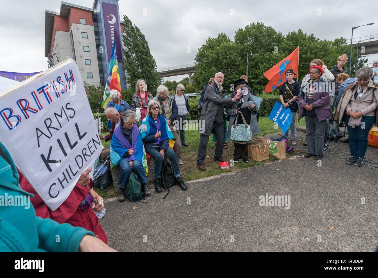 Londra, Regno Unito. 5 Sep, 2017. Un Quaker meeting al lato della strada il secondo giorno di proteste contro il mondo la più grande fiera di armi detenute nelle Docklands di Londra. Il 'Nessuna fede nella guerra' giorno era una serie di eventi organizzati da vari gruppi di fede. Prima del mio arrivo vi era stato un lock-in sull'approccio road arrestando le consegne provenienti per impostare il giusto attraverso la porta est. Questa è stata seguita da una riunione di Quaker a lato della strada durante la quale un certo numero di persone che stavano in piedi o seduto per bloccare la strada e diversi che si è rifiutato di muoversi erano stati arrestati. Credito: Peter Marshall / Alamy Live News Foto Stock