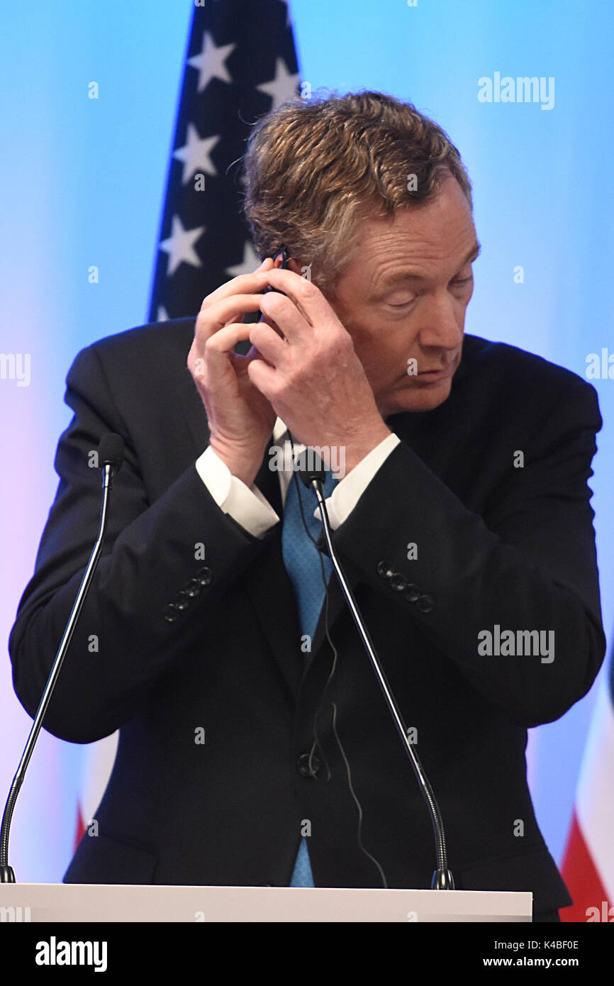 Città del Messico. 05 Sep, 2017. Rappresentante commerciale degli Stati Uniti Robert Lighthizer mettere nuovamente il suo auricolare durante la conferenza stampa del NAFTA negoziati. La NAFTA (Accordo di libero scambio nordamericano) è firmato un accordo tra gli Stati Uniti e il Canada e il Messico, per creare un commercio trilaterale blocco fra i 3 paesi in America del Nord. Città del Messico il 05 settembre 2017. Credito: SOPA Immagini limitata/Alamy Live News Foto Stock