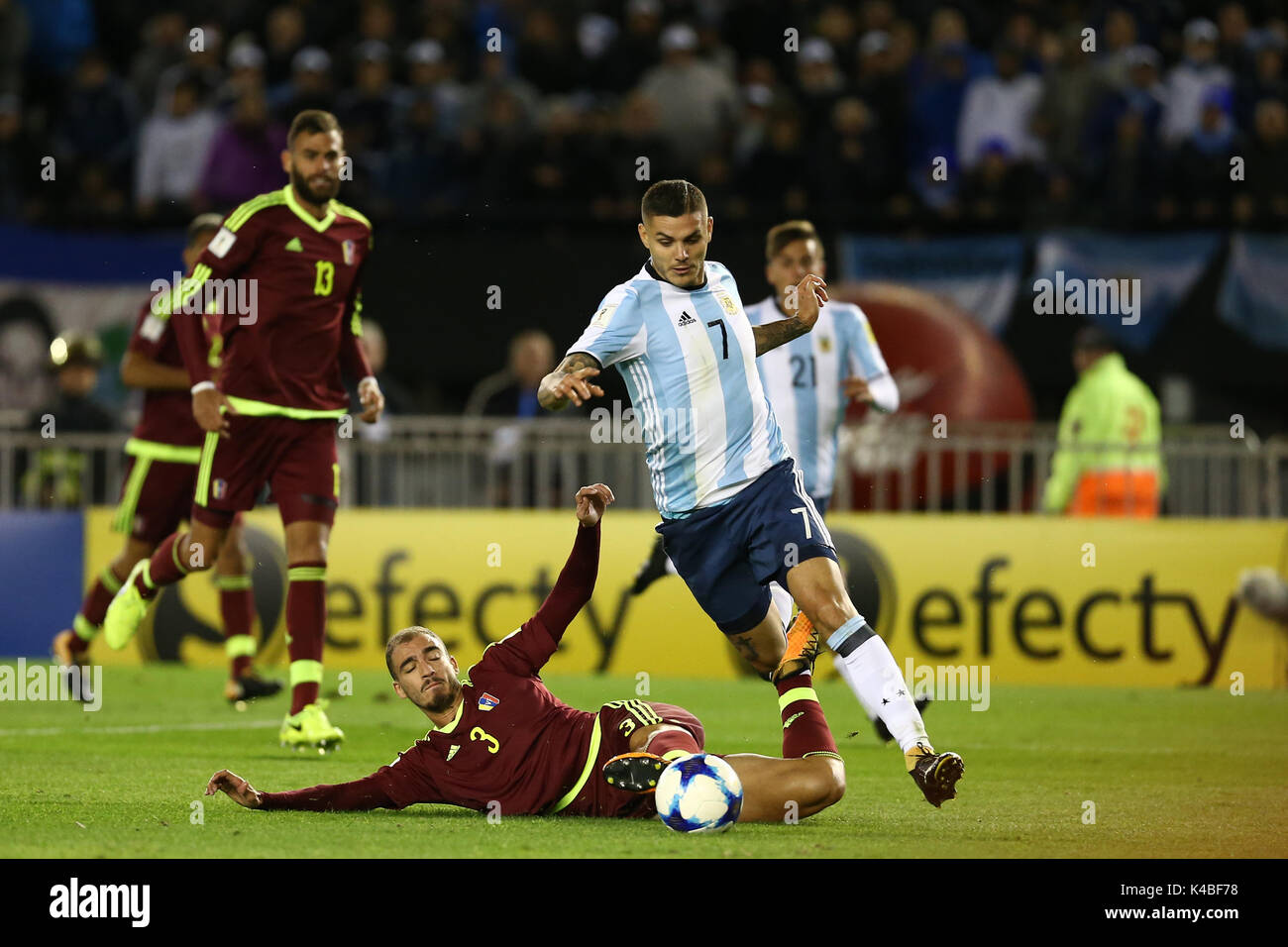 Buenos Aires, Argentina. 5° settembre 2017. Mauro Icardi passando attraverso la difesa durante le Qualificazioni Coppa del Mondo Russia 2018 match tra Argentina e Venezuela. Credito: Canon2260 la/Alamy Live News Foto Stock