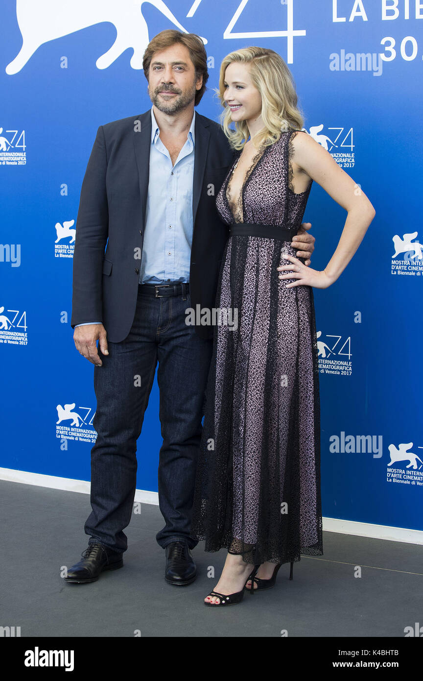 Venezia, Italien. 05 Sep, 2017. Javier Bardem e Jennifer Lawrence durante il 'Maltri!' photocall a 74a Venice International Film Festival presso il Palazzo del Casinò su Settembre 05, 2017 a Venezia, Italia | Verwendung weltweit/picture alliance Credit: dpa/Alamy Live News Foto Stock