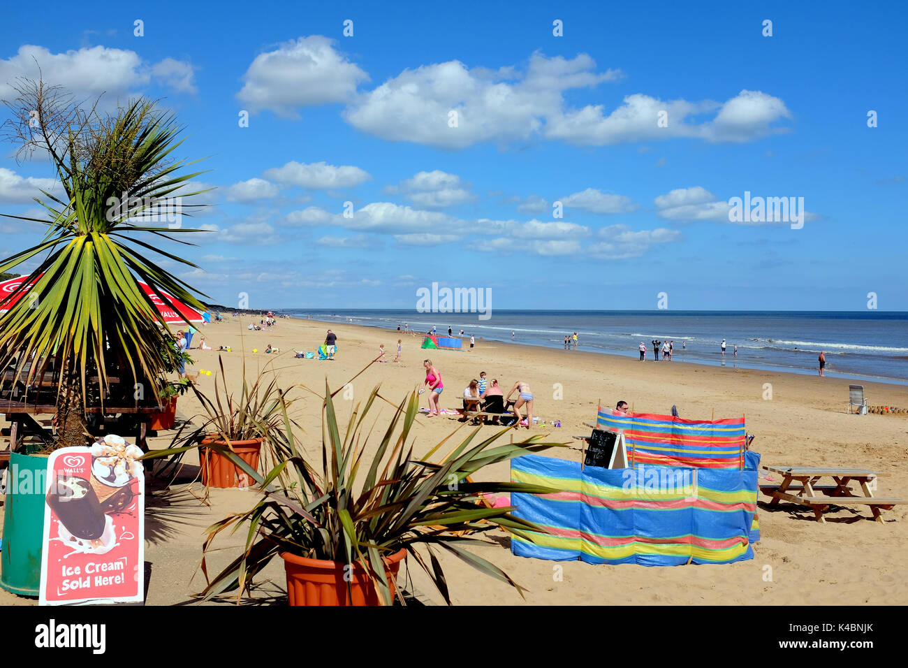 Mablethorpe, Lincolnshire, Regno Unito. Agosto 15, 2017. Turisti e villeggianti che godersi il mare e la sabbia sulla spiaggia Nord a Mablethorpe in Lincolnshir Foto Stock