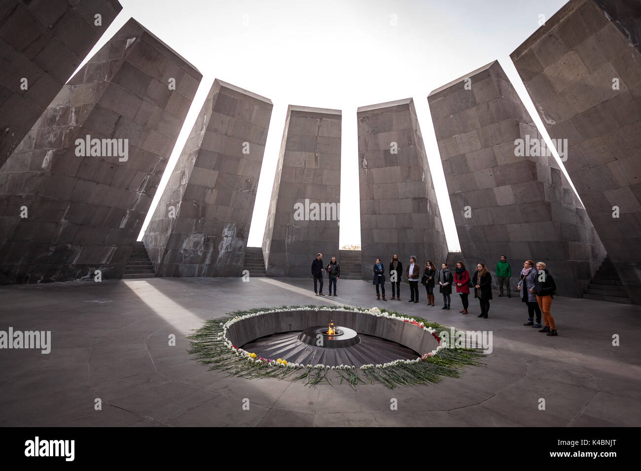 I visitatori del museo del genocidio e memorial a Jerevan per commemorare il genocidio degli armeni nel 1911 dai turchi. Foto Stock