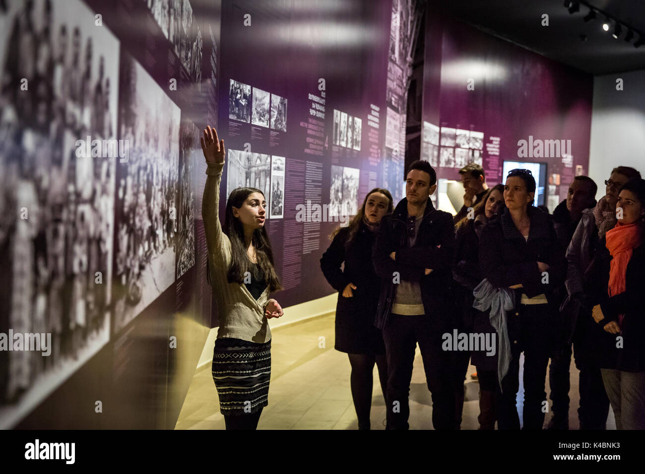 I visitatori del museo del genocidio e memorial a Jerevan per commemorare il genocidio degli armeni nel 1911 dai turchi. Foto Stock