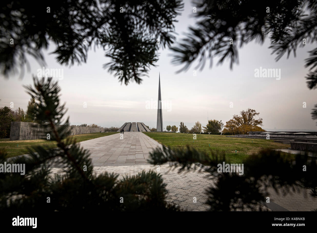 I visitatori del museo del genocidio e memorial a Jerevan per commemorare il genocidio degli armeni nel 1911 dai turchi. Foto Stock
