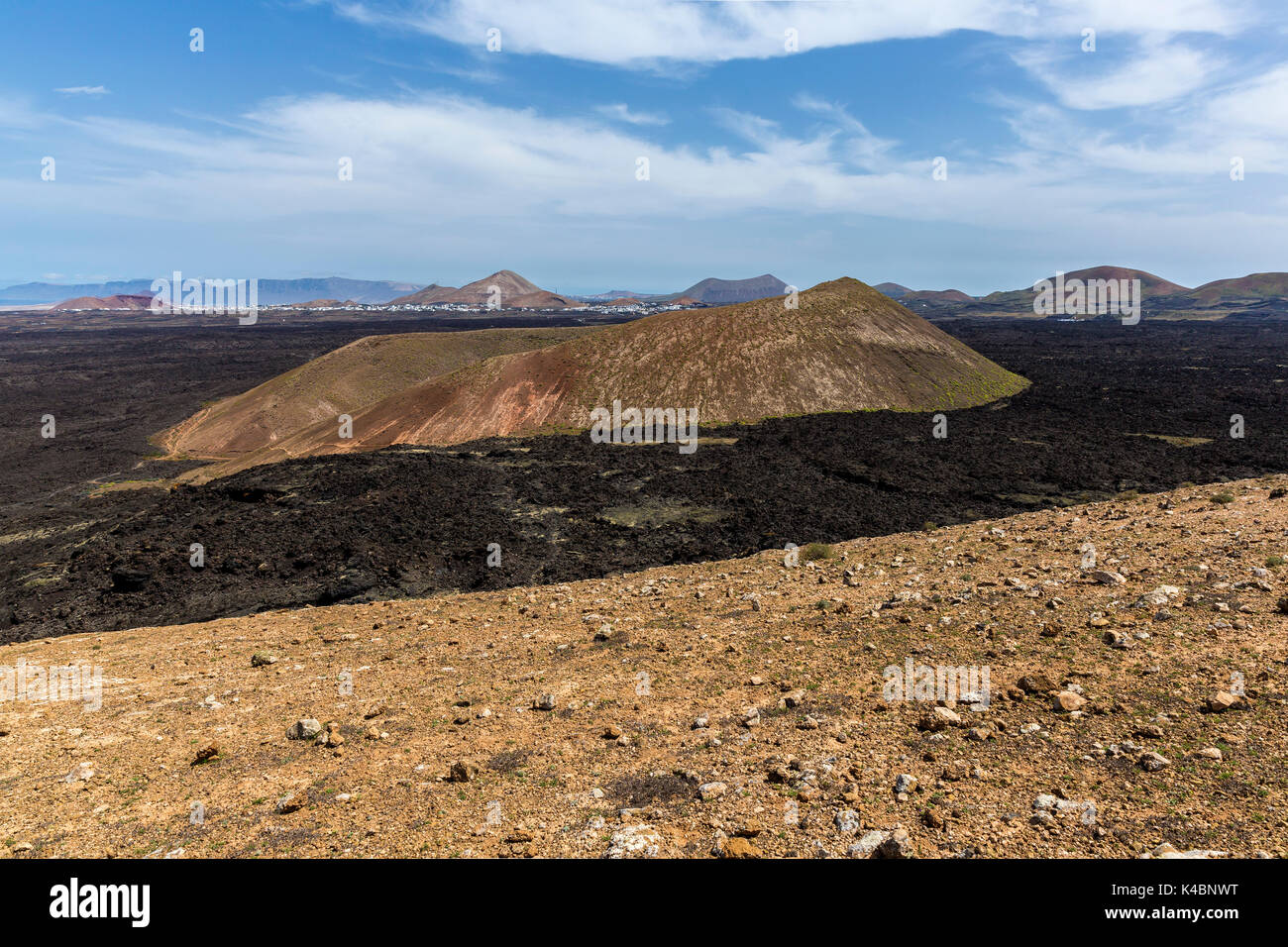 A freddo il flusso di lava e il cratere del vulcano a ovest di Mancha Blanca nel Parco Nazionale di Timanfaya, Lanzarote, Isole canarie, Spagna Foto Stock