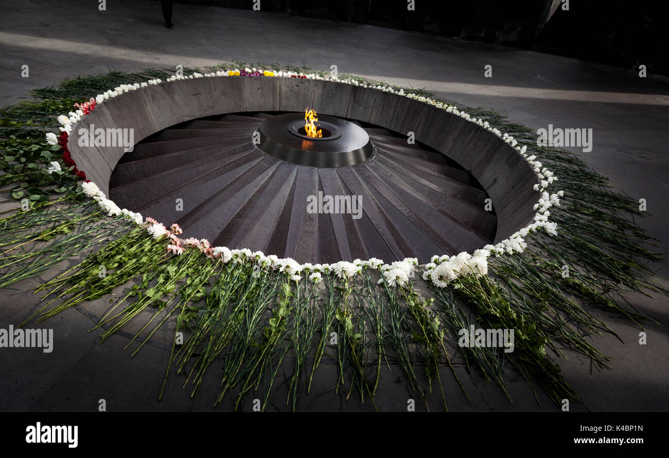 I visitatori del museo del genocidio e memorial a Jerevan per commemorare il genocidio degli armeni nel 1911 dai turchi. Foto Stock