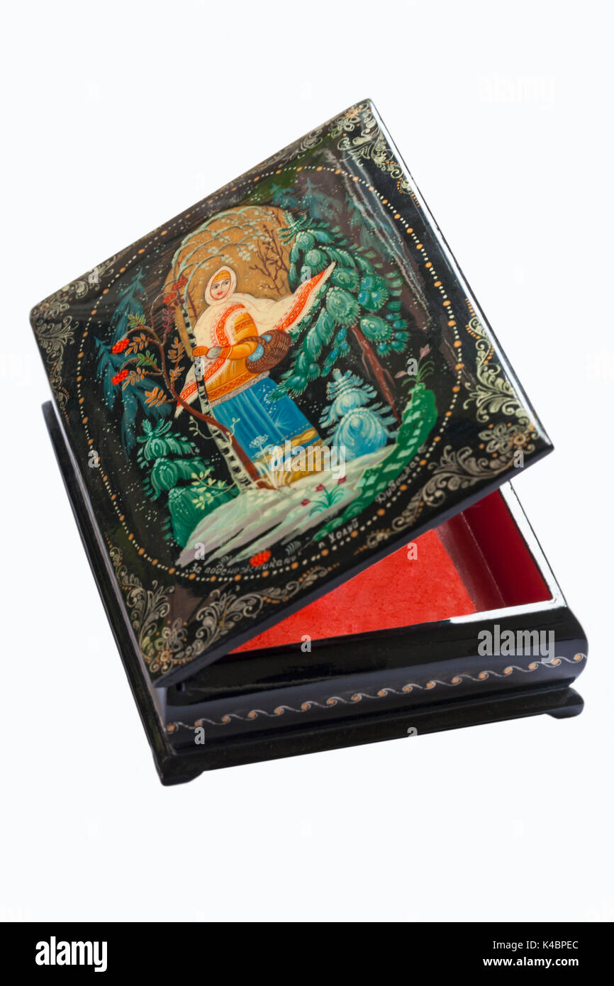 Decorativi ornati in stile russo gingillo souvenir scatola isolata su sfondo bianco Foto Stock