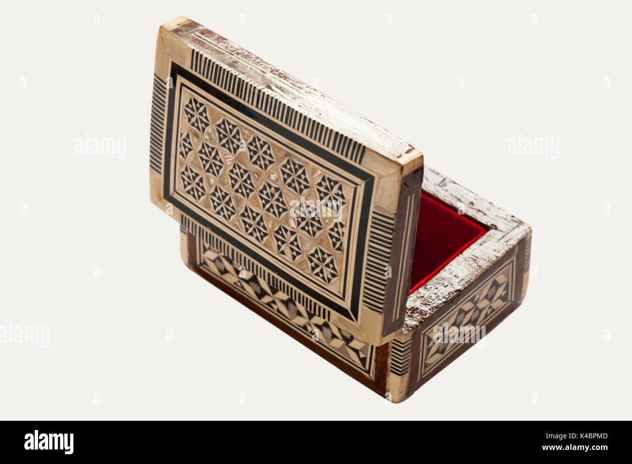 Ornati decorativi della madreperla gingillo box isolati su sfondo bianco Foto Stock