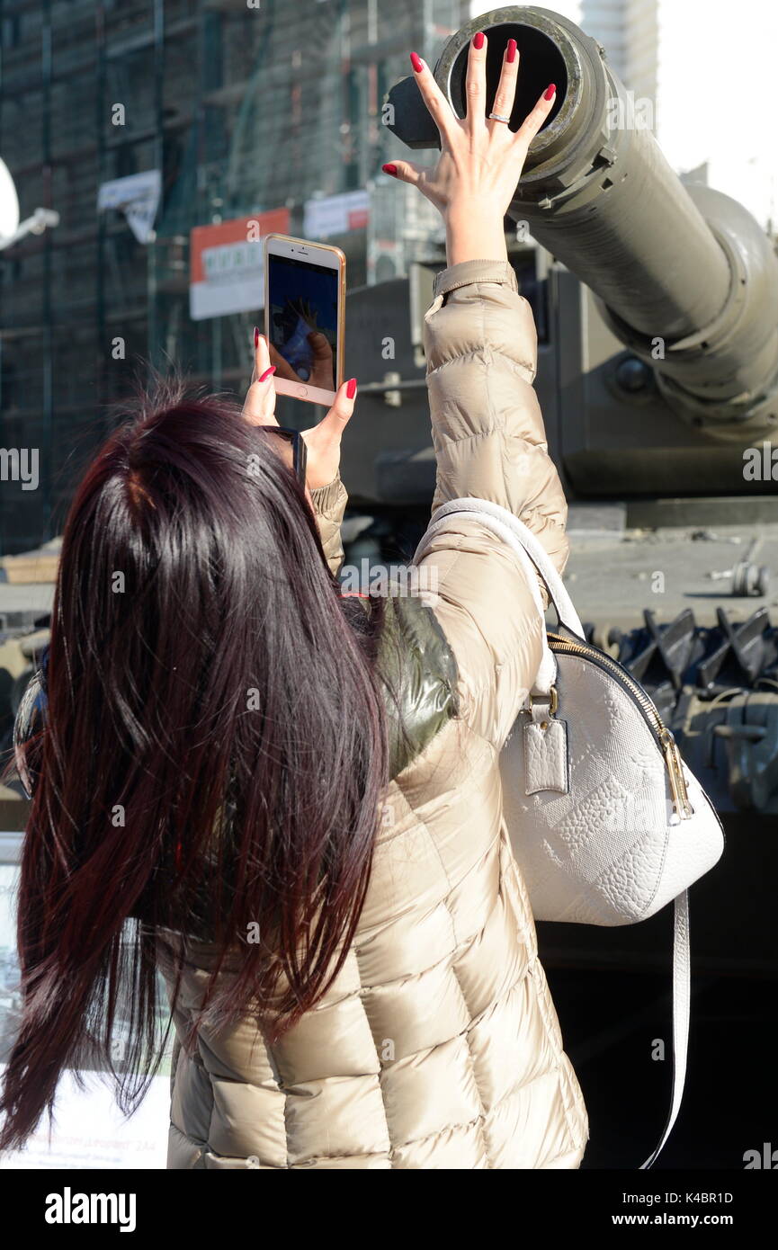 Austrian Giornata nazionale 2016, Donna tenendo in mano la parte anteriore della tubazione del serbatoio Foto Stock